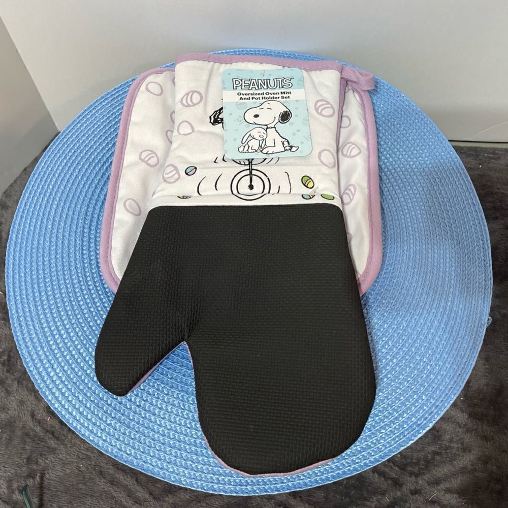 Peanuts Snoopy Oversized Oven Mitt and Pot Holder set of 2 NWT
